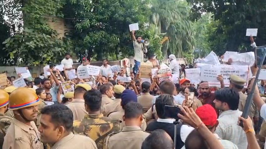 पोस्टरों के जरिए अभ्यर्थियों ने रखी अपनी मांग