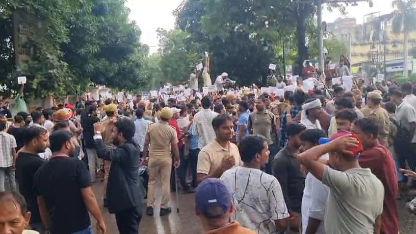 मांगों के समर्थन में लगातार उठ रही आवाज