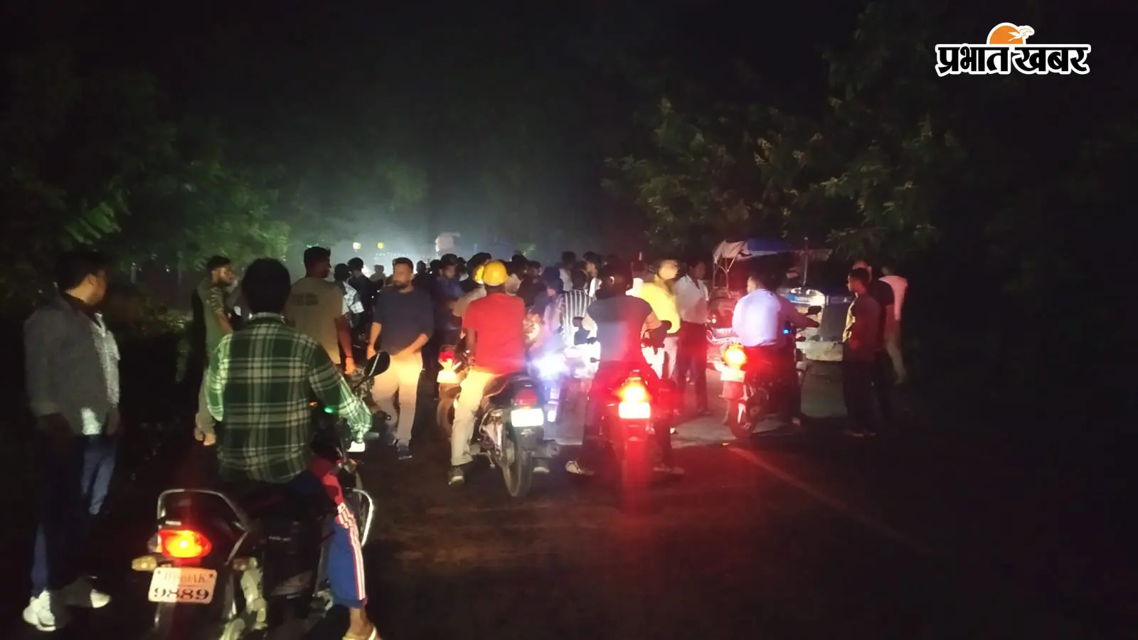 गोमिया में तेज रफ्तार ट्रैक्टर ने भाई-बहन को रौंदा, एक गंभीर; ग्रामीणों ने किया सड़क जाम