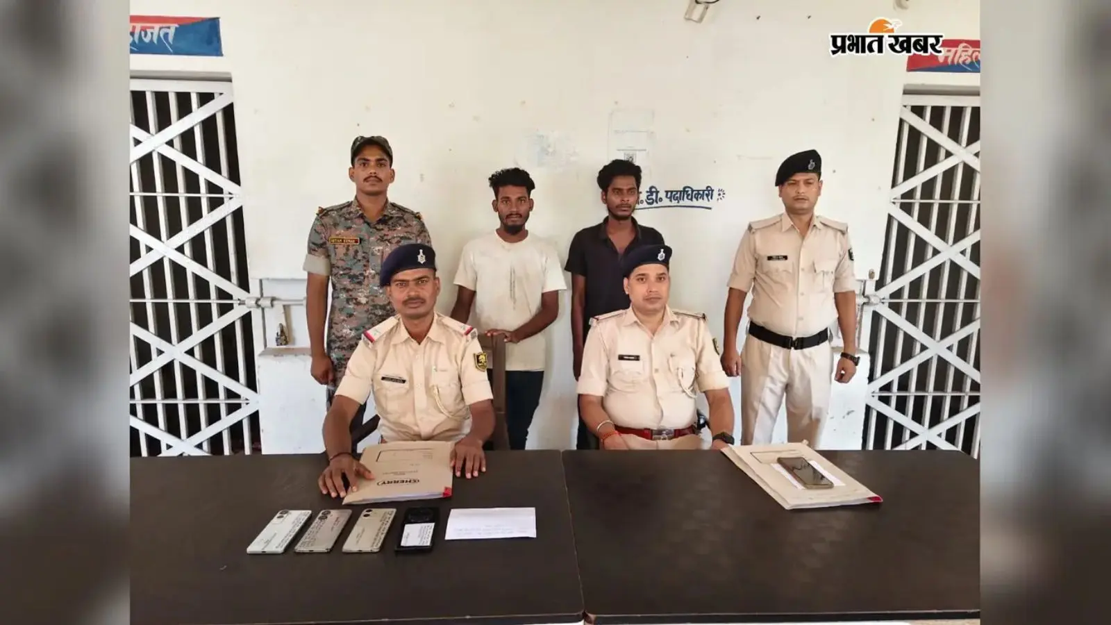 नवादा के पार्वती गांव में साइबर ठगी के खिलाफ पुलिस की कार्रवाई, दो युवक गिरफ्तार