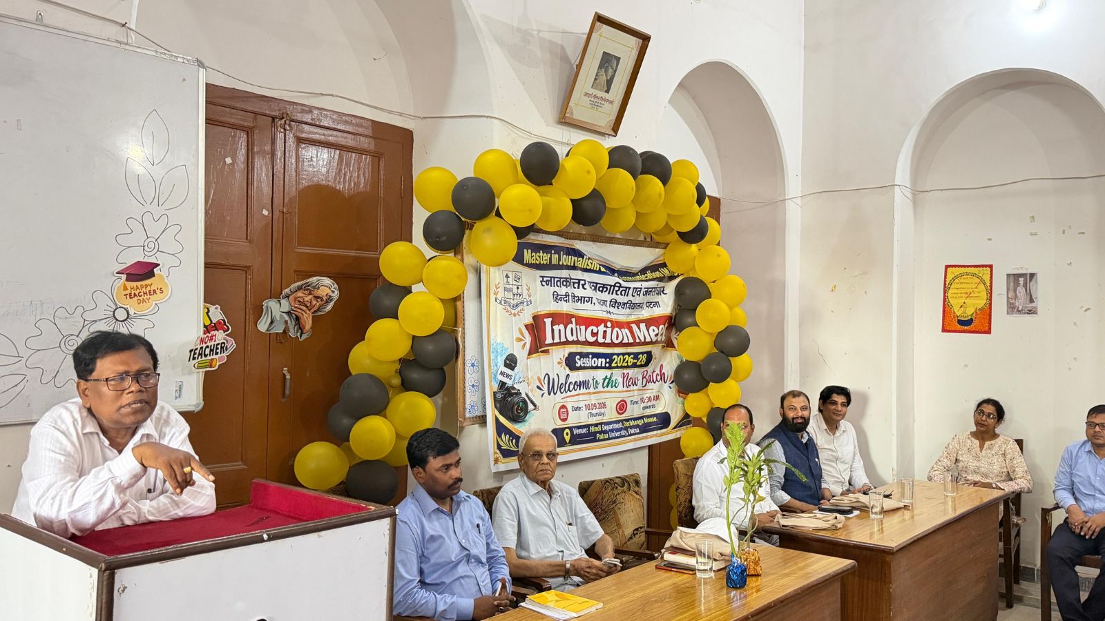 कार्यक्रम को संबोधित करते एमजेएमसी के निदेशक डॉ विजय कुमार व समस्त प्रोफेसर्स