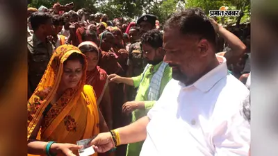 बाढ़ में घिरे गांव पहुंचे पप्पू यादव, 100 से अधिक महिलाओं को दी आर्थिक मदद, पीड़ितों के लिए उठाई मुआवजे की मांग