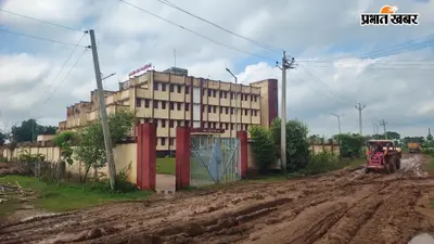 ओवरलोडेड ट्रकों से नवादा में 10 साल पहले बनी सड़क गड्ढे में बदली, सरकारी ITI का रास्ता भी खत्म