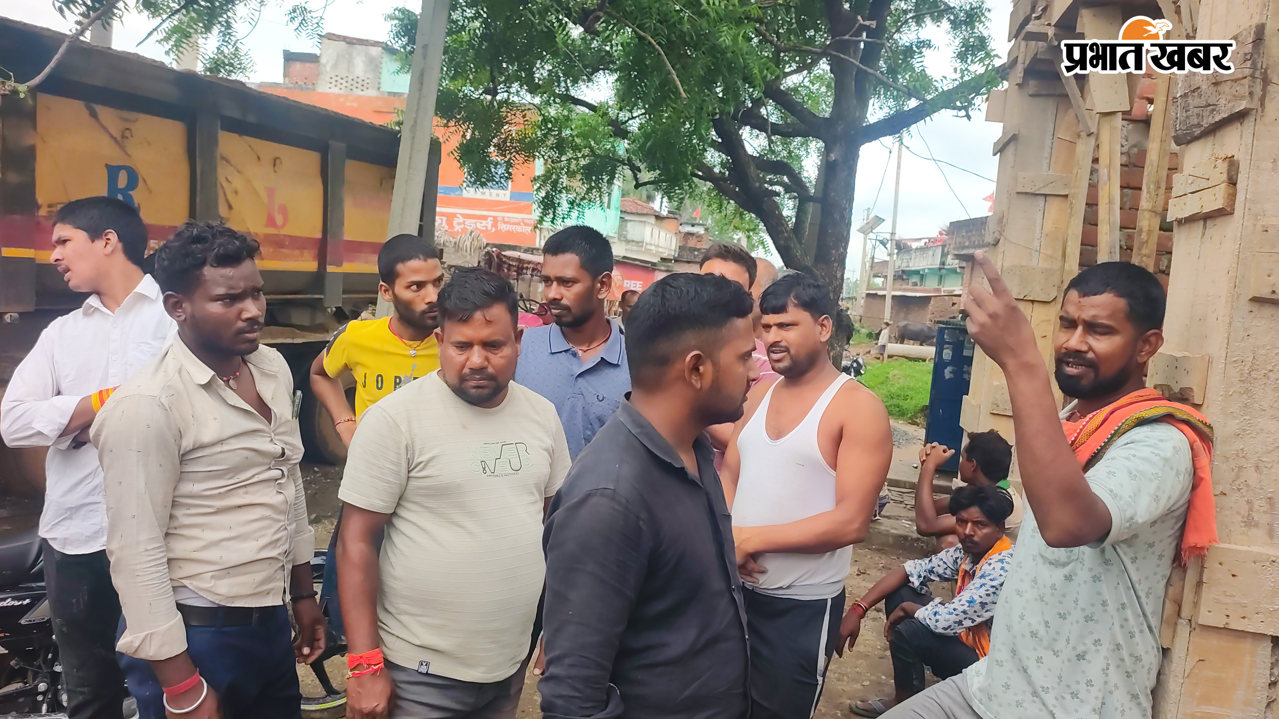 फोटो :- 1.जाम में फंसी बालू लदे दर्जनों वाहन 2.कीचड़ में फंसे वाहन को निकालता पोकलेन 3.रजौली आईटीआई के समीप जर्जर सड़क 4.आक्रोशित ग्रामीणों से बातचीत करते ठेकेदार के प्रतिनिधी | Prabhat Khabar Network