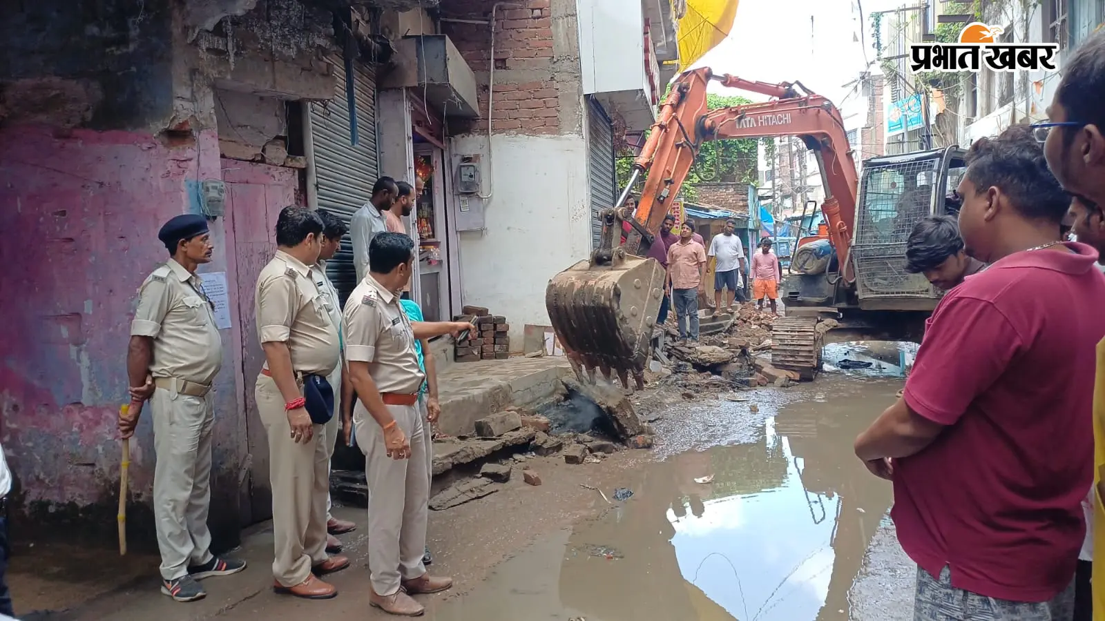 नूरसराय में अतिक्रमण पर चला बुलडोजर, सड़क किनारे के निर्माण हटाये गये