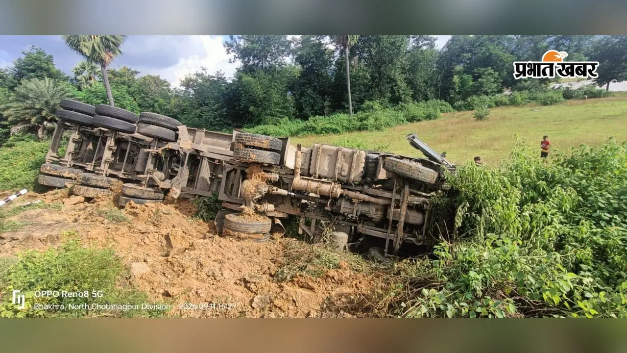 सतगावां में बस को बचाने के प्रयास में ट्रक पलटा, चालक-उपचालक बाल-बाल बचे