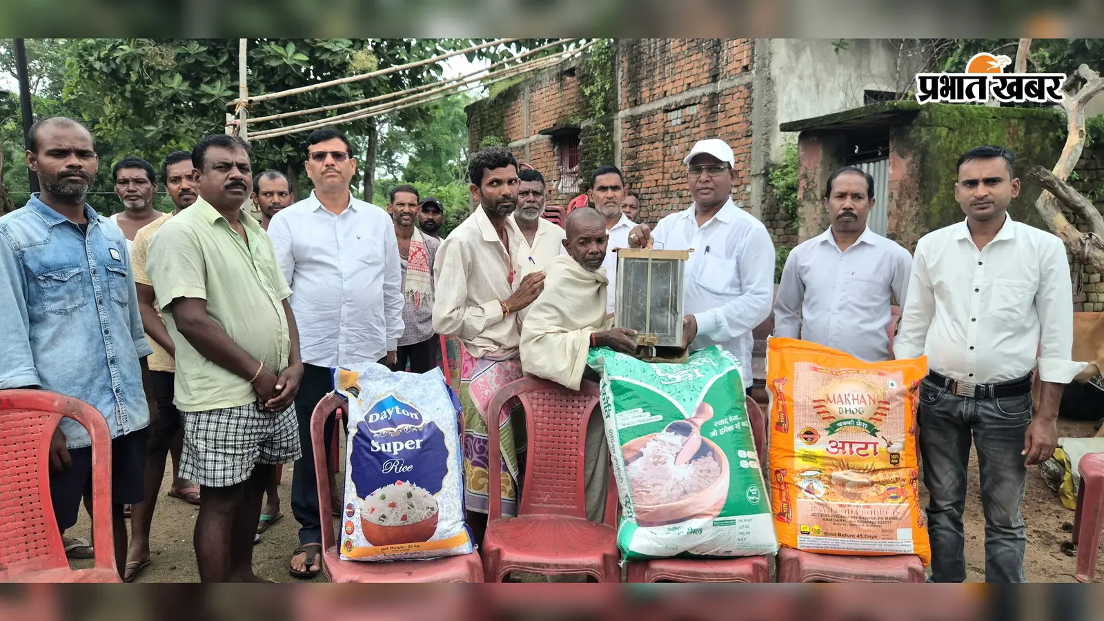 श्राद्धकर्म के लिए मुखिया ने शोकाकुल परिवार को दी खाद्य सामग्री
