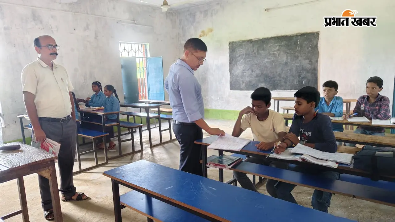 तरारी के स्कूलों में निरीक्षण के दौरान कम मिली छात्र उपस्थिति, कौशडीहरा में तीन शिक्षक अनुपस्थित