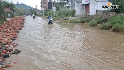 सासाराम की पुरानी जीटी रोड पर जलजमाव और गड्ढों से बढ़ी परेशानी, आवागमन हुआ मुश्किल