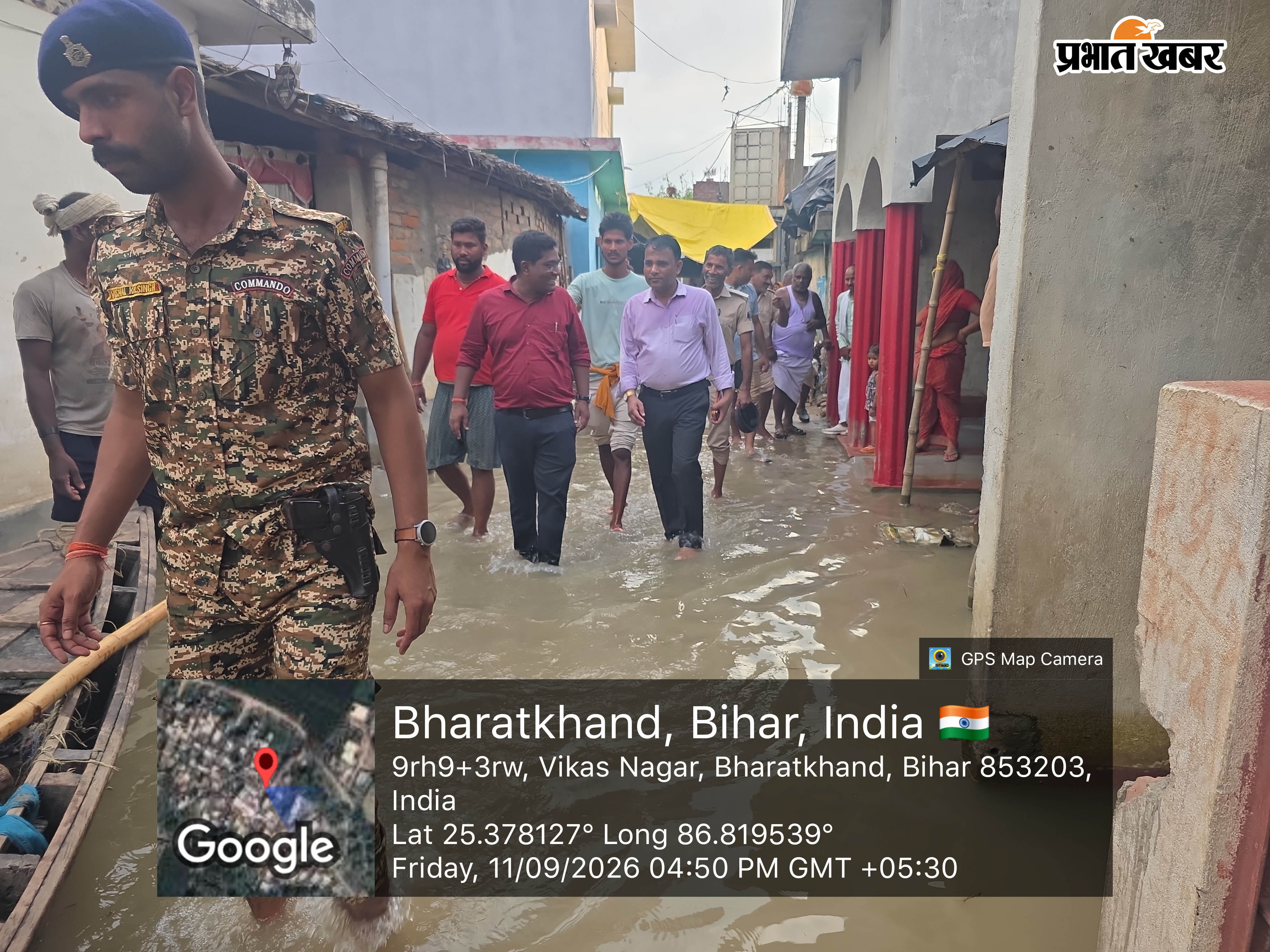 मुरादपुर की सड़कें, पानी में भींगकर बाढ़ पीड़ितों की समस्या सुनते सीओ | Prabhat Khabar Network