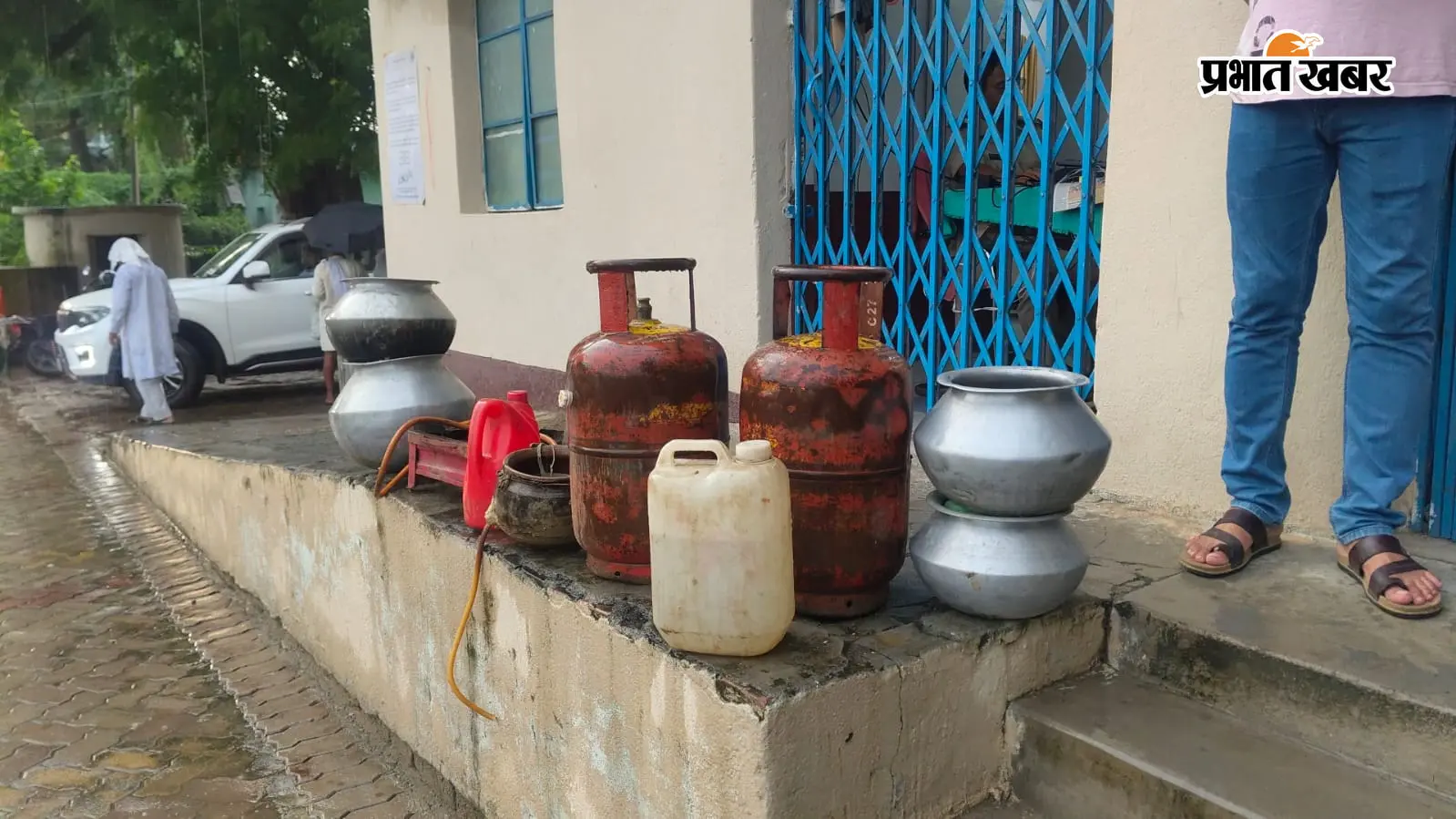 नवादा : शराब बनाने व बेचने वालों पर पुलिस की कार्रवाई, दो धंधेबाज गिरफ्तार, एक महिला फरार