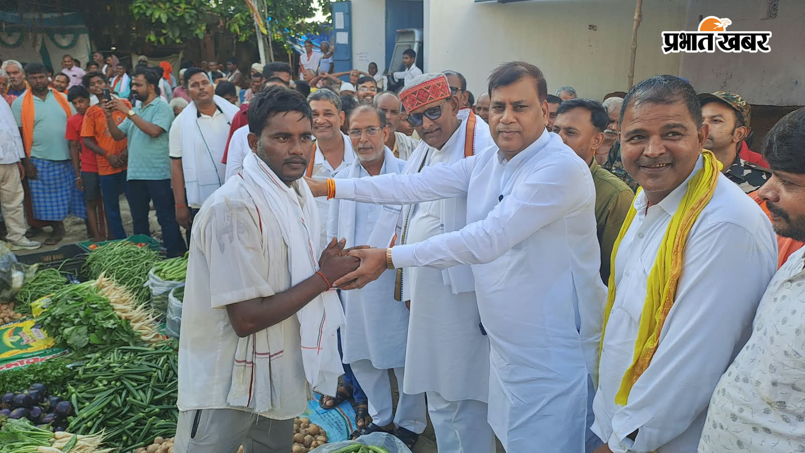 फोटो :- उदघाटन करते विधायक फोटो :- सामान की खरीद करते विधायक फोटो :- दुकानदार को सम्मानित करते विधायक | Prabhat Khabar Network