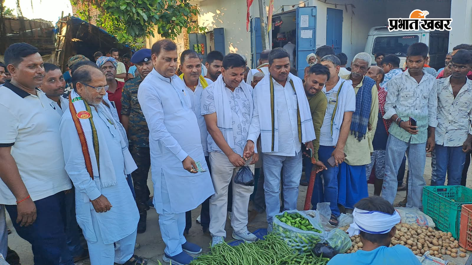 फोटो :- उदघाटन करते विधायक फोटो :- सामान की खरीद करते विधायक फोटो :- दुकानदार को सम्मानित करते विधायक | Prabhat Khabar Network