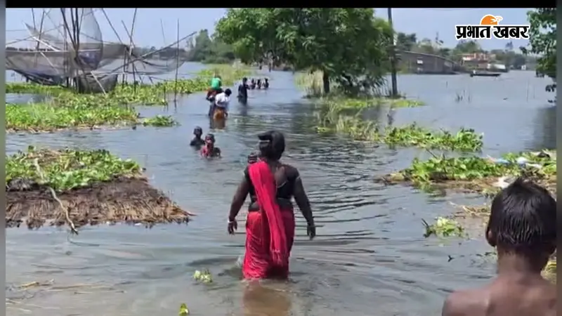 बाढ़ ने छीना घर और रोजगार, कटिहार में बांध पर टेंट लगाकर रहने को मजबूर बच्चे-बुजुर्ग
