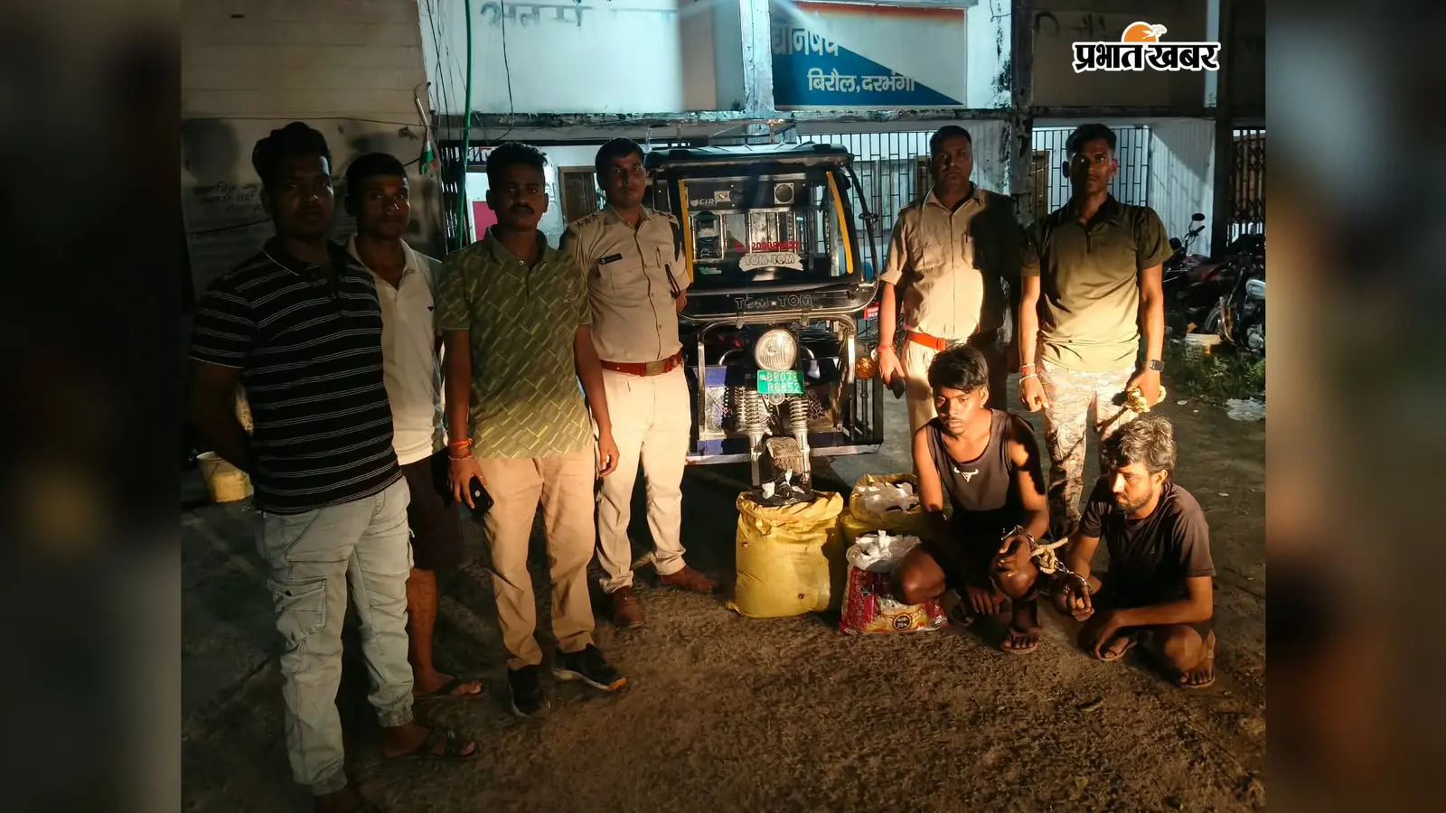 ई-रिक्शा में छिपाकर ले जा रहे थे 120 लीटर चुलाई शराब, कोठीपुल के पास पुलिस ने दबोचा
