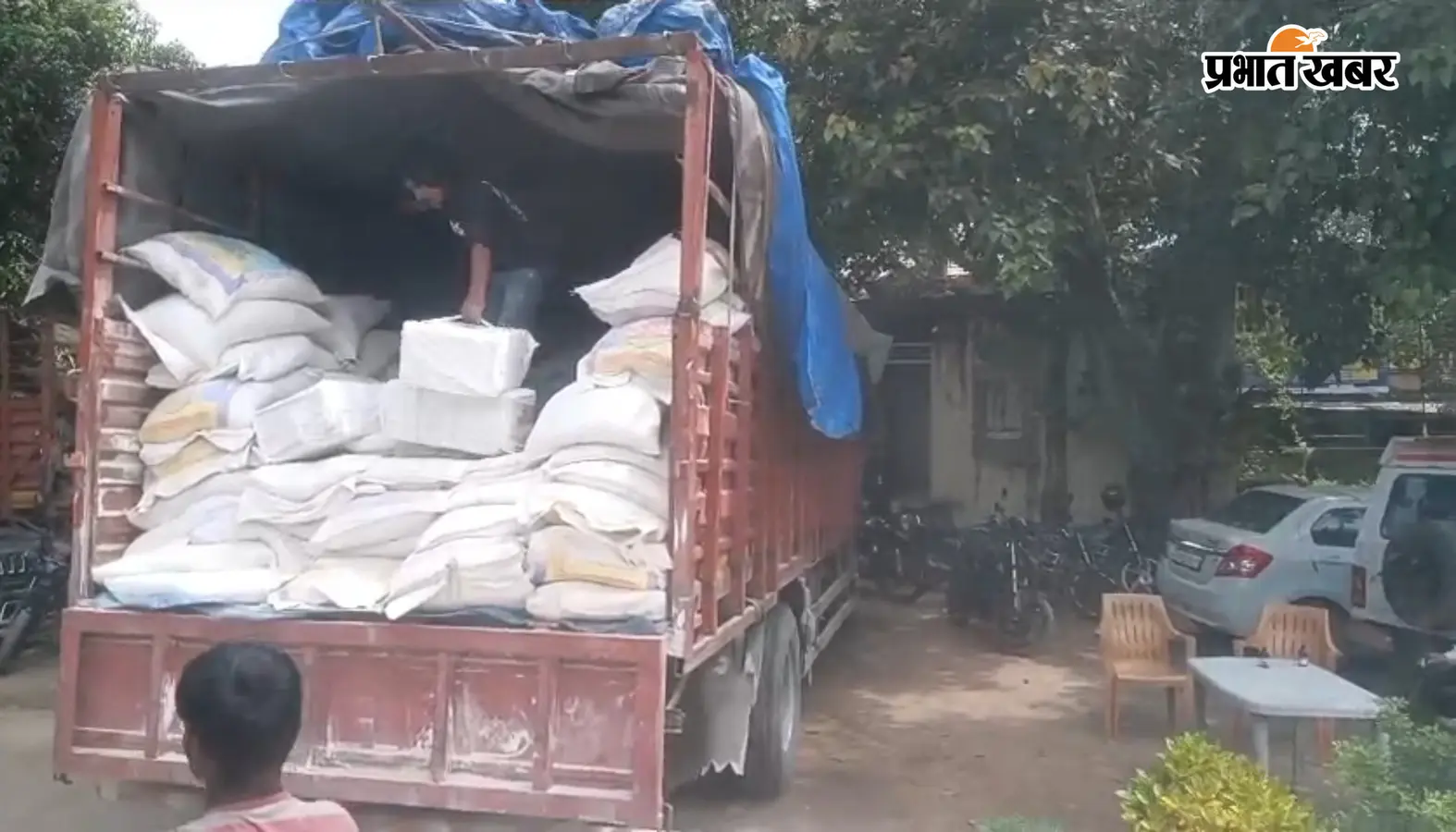 सीवान में चोकर की आड़ में 65 लाख की कोडीन कफ सिरप बरामद, ट्रक छोड़कर चालक-खलासी फरार
