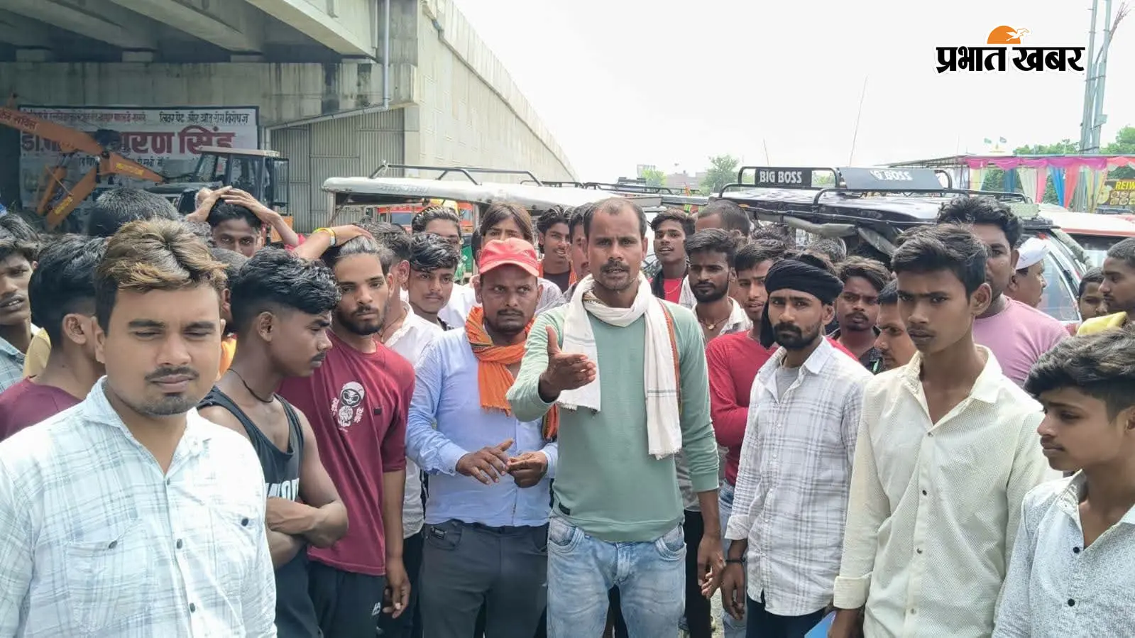 कैमूर : मोहनिया में 30-40 ई-रिक्शा चालक एकजुट, चांदनी चौक पर मारपीट और पैसे मांगने का लगाया आरोप