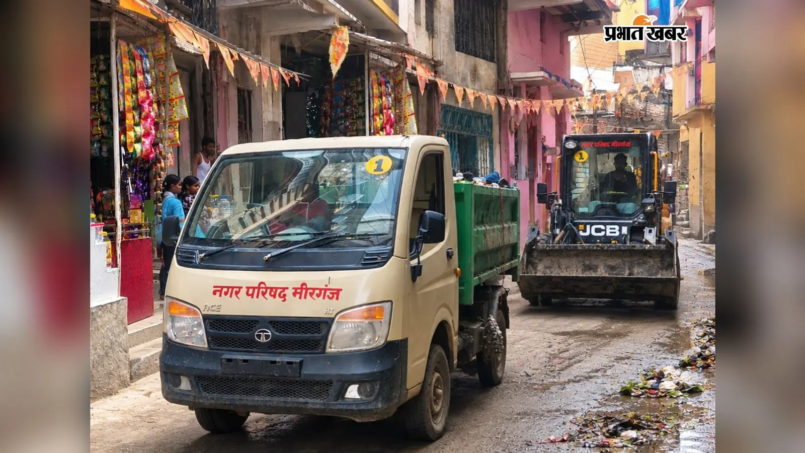 चार दिन बाद पटरी पर लौटी मीरगंज की सफाई व्यवस्था, मुहल्लों और नालियों में युद्ध स्तर पर चला अभियान