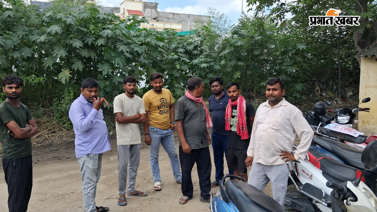फोटो, सड़क दुर्घटना में क्षतिग्रस्त पिकअप की तस्वीर फोटो, मृतक चालक की फाइल फोटो फोटो, मौत की सूचना मिलने के बाद पोस्टमार्टम के लिए सदर अस्पताल पहुंचे परिजन | Prabhat Khabar Network