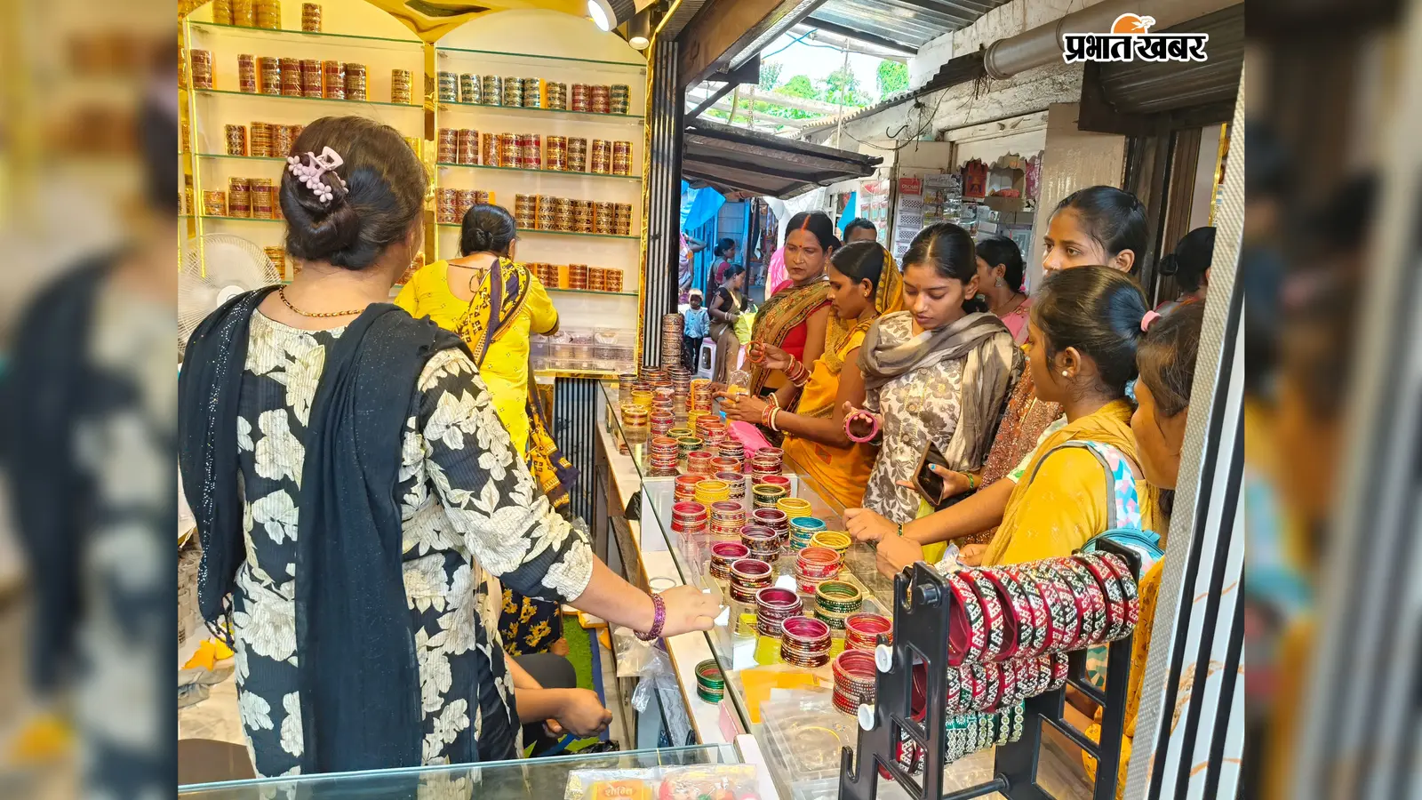 तीज से पहले गुलजार हुआ शिवहर बाजार, लहठी, साड़ी और श्रृंगार सामग्री की बढ़ी मांग