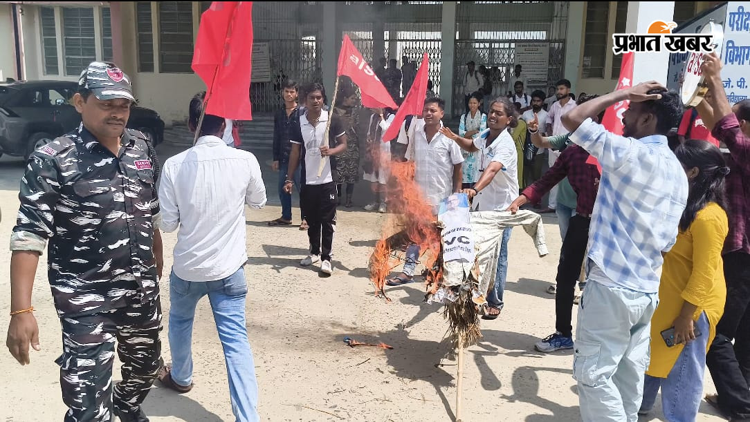 पुतला फूंकते आइसा के कार्यकर्ता | Prabhat Khabar Network