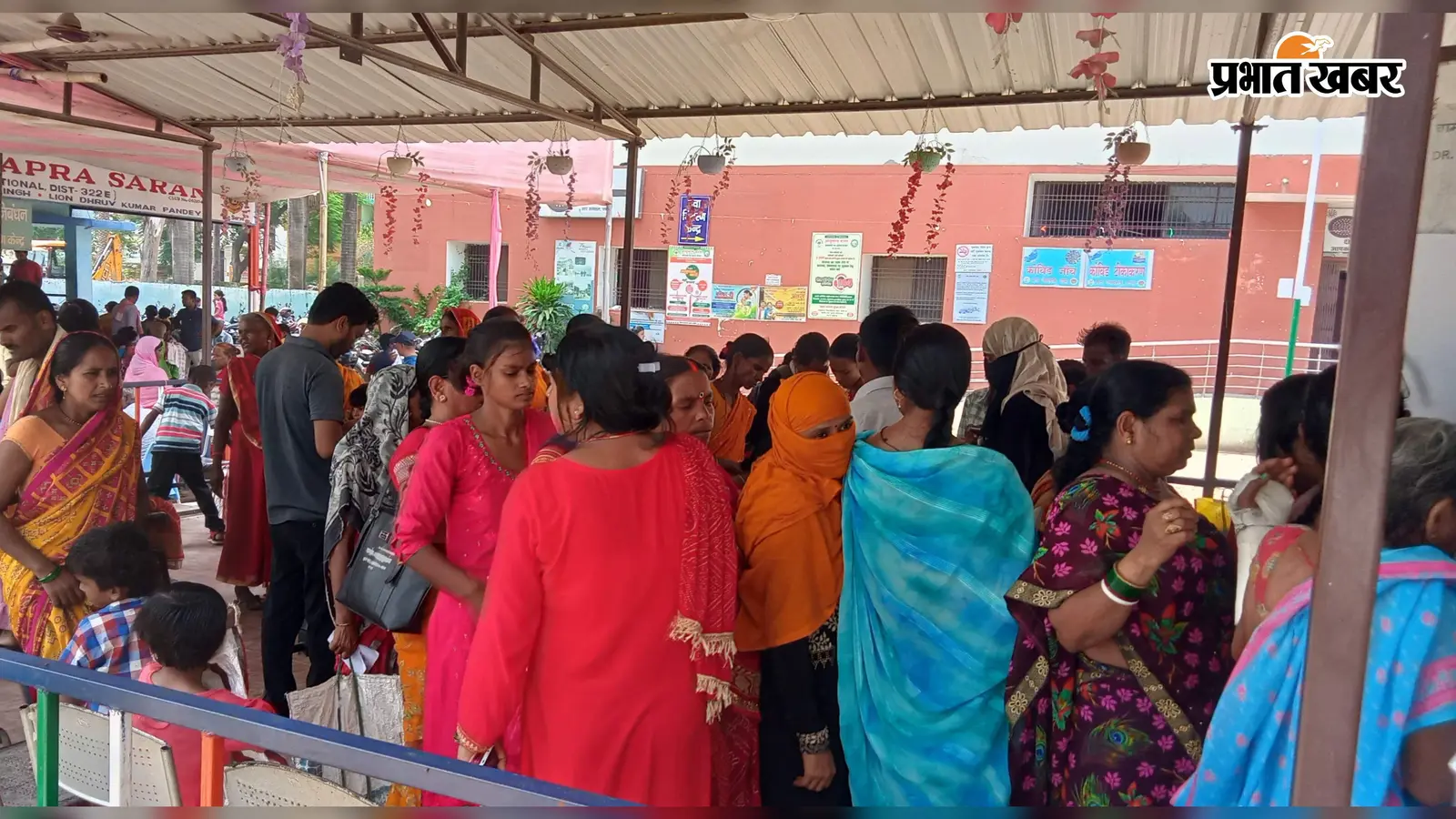 सारण: सदर अस्पताल में बुखार के मरीज बढ़े, सुबह से ओपीडी में लग रही लंबी कतार