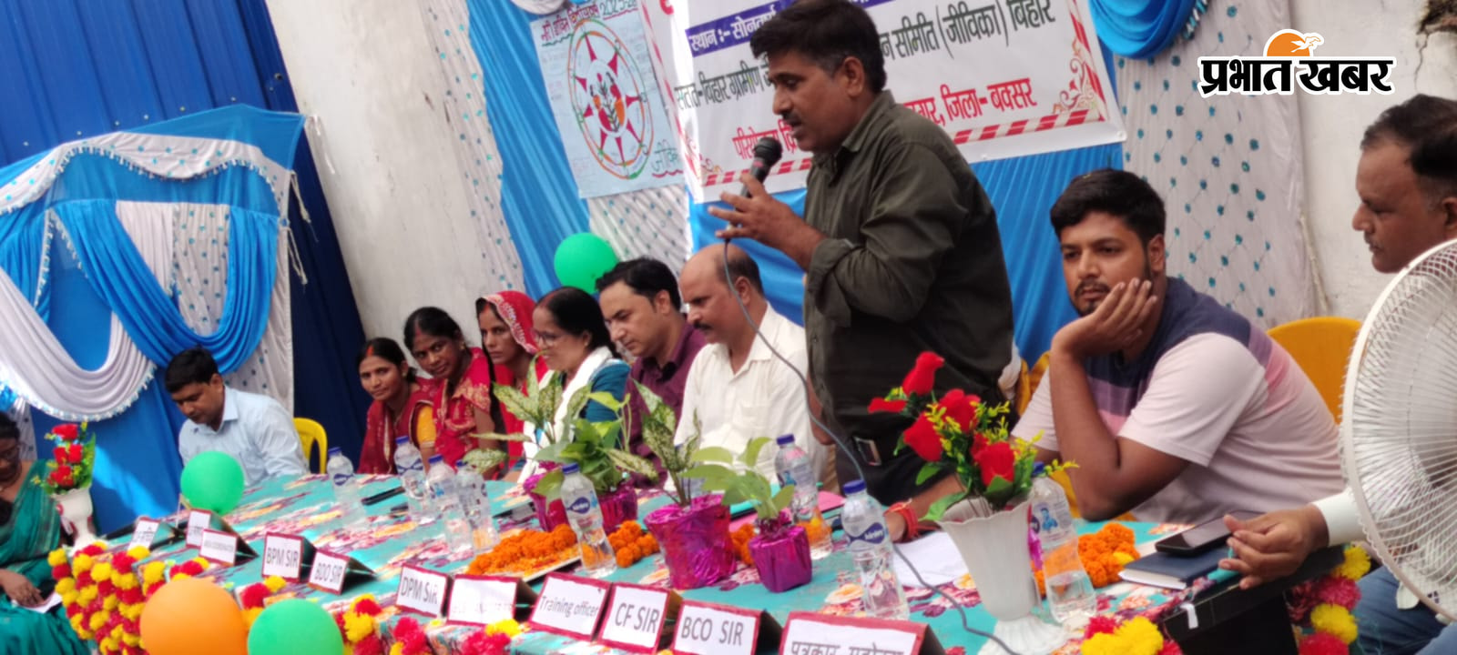 फोटो -दीप प्रज्वलित कर कार्यक्रम का उद्घाटन करते अतिथि फोटो- कार्यक्रम के दौरान मंचासीन अतिथि भवन फोटो कार्यक्रम में शामिल जीविका समूह की महिलाएं | Prabhat Khabar Network