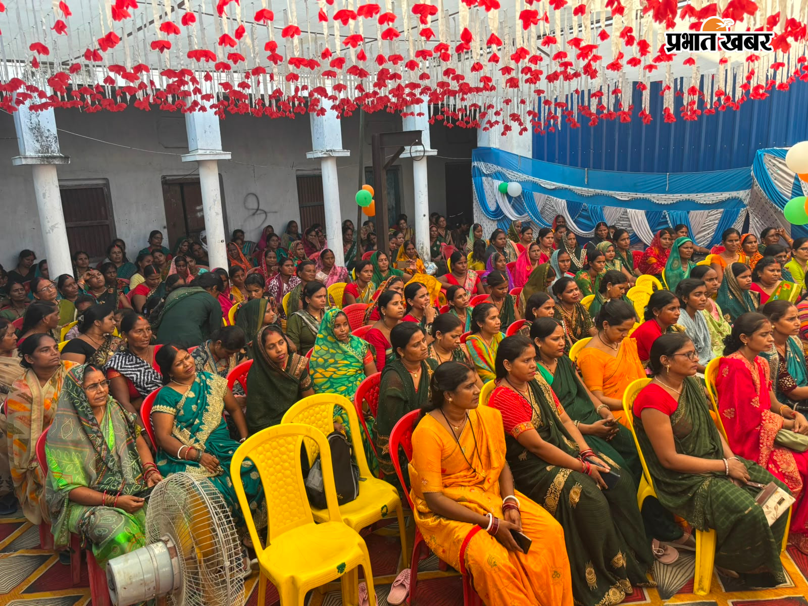 फोटो -दीप प्रज्वलित कर कार्यक्रम का उद्घाटन करते अतिथि फोटो- कार्यक्रम के दौरान मंचासीन अतिथि भवन फोटो कार्यक्रम में शामिल जीविका समूह की महिलाएं | Prabhat Khabar Network