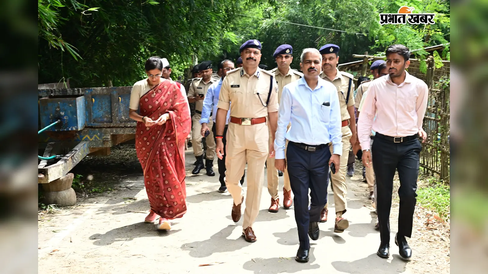 रंगरा के बनिया तटबंध पर पहुंचे कमिश्नर, आईजी, डीएम व एसपी: गंगा के कटाव का लिया जायजा, 24 घंटे निगरानी का निर्देश