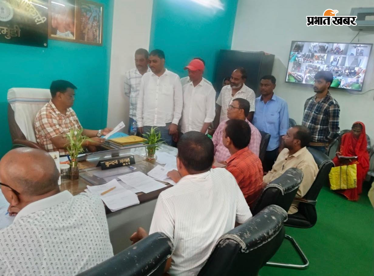 जरमुडी बीडीओ को ज्ञापन सौंपते प्रखंड कांग्रेस अध्यक्ष व अन्य | Prabhat Khabar Network
