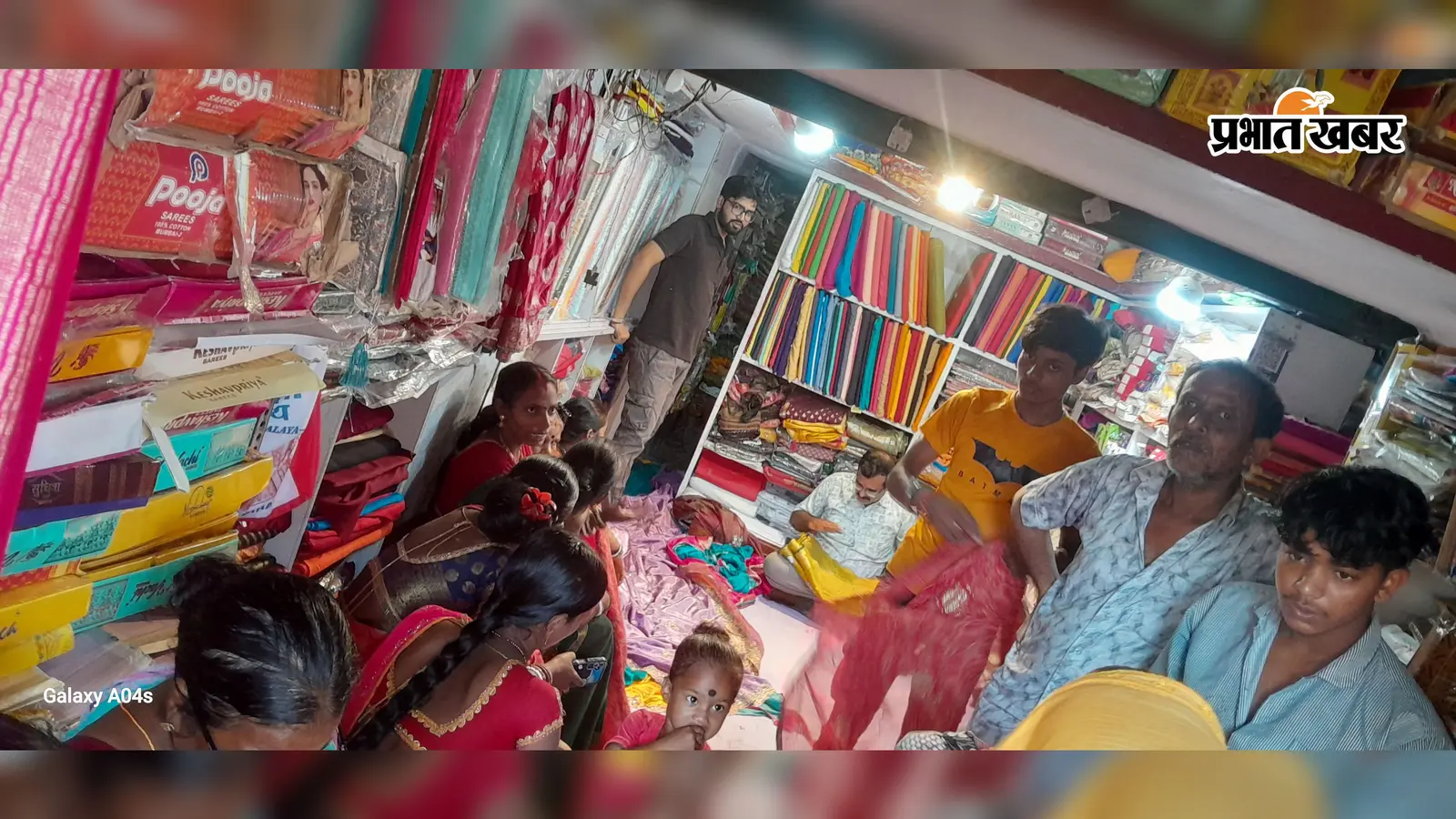 हरितालिका तीज पर बांका के बाजारों में रौनक: मोडाल सिल्क और बंधनी साड़ियों की मांग, ₹1000 से ₹15000 तक का कलेक्शन