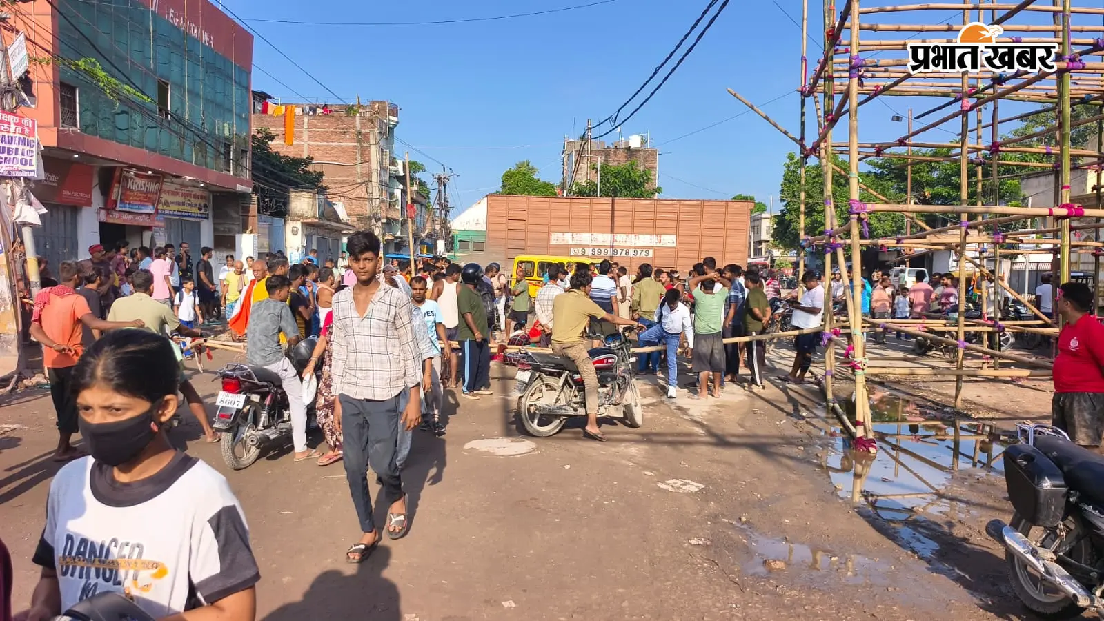 छपरा: ड्राइवर गया शौच करने, बिना चालक चल पड़ी नगर निगम की गाड़ी, चपेट में आई बुजुर्ग की मौत, घर का दरवाजा टूटा
