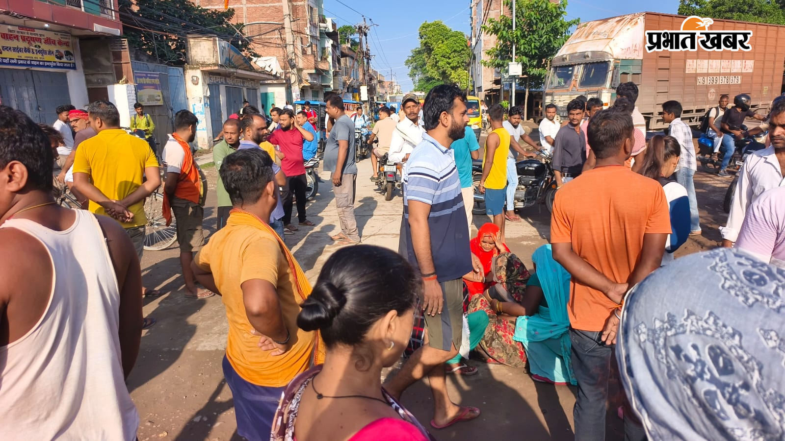 नोट: फोटो नंबर 12 सीएचपी 3 है कैप्सन होगा-घटना स्थल पर जुटी भीड़ | Prabhat Khabar Network