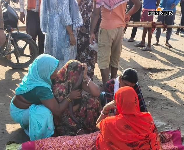 नोट: फोटो नंबर 12 सीएचपी 4 है कैप्सन होगा-रोते-बिलखते मृतक के परिजन | Prabhat Khabar Network