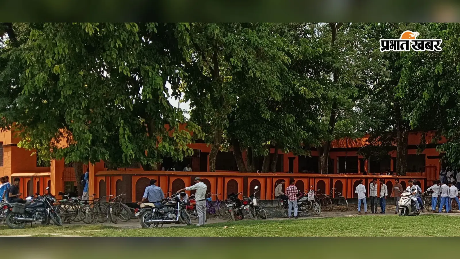 सारण: मढ़ौरा में छात्रवृत्ति के लिए ओटीआर कराने उमड़ी छात्रों की भीड़, आज अंतिम मौका