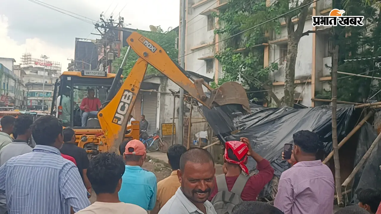 किशनगंज में छठे दिन भी अतिक्रमण पर चला बुलडोजर, सड़क-नाले पर बने निर्माण ध्वस्त, नाले-सड़क पर बने चबूतरे और सीढ़ियां टूटीं