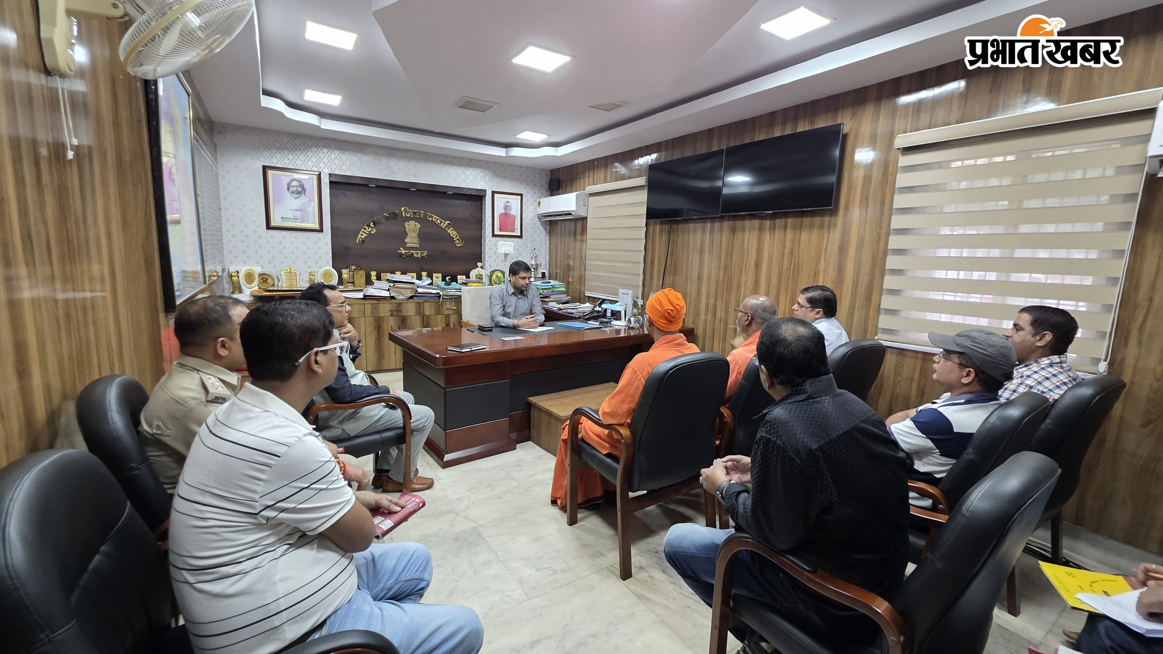 समाहरणालय में बैठक करते डीसी और अन्य. | Prabhat Khabar Network