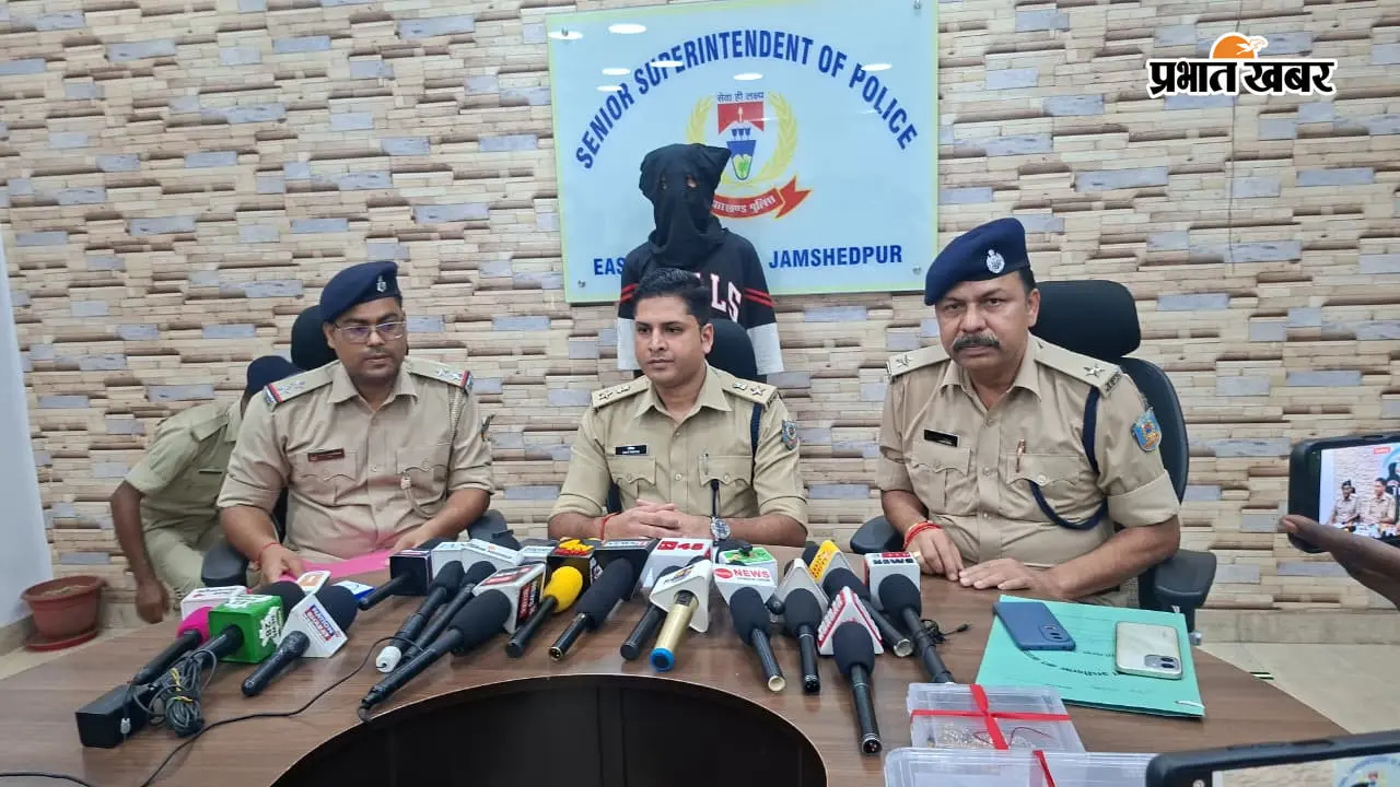 बंद क्वार्टर से चोरी करने वाले दो शातिर चोर गिरफ्तार, सोने-चांदी के जेवर बरामद