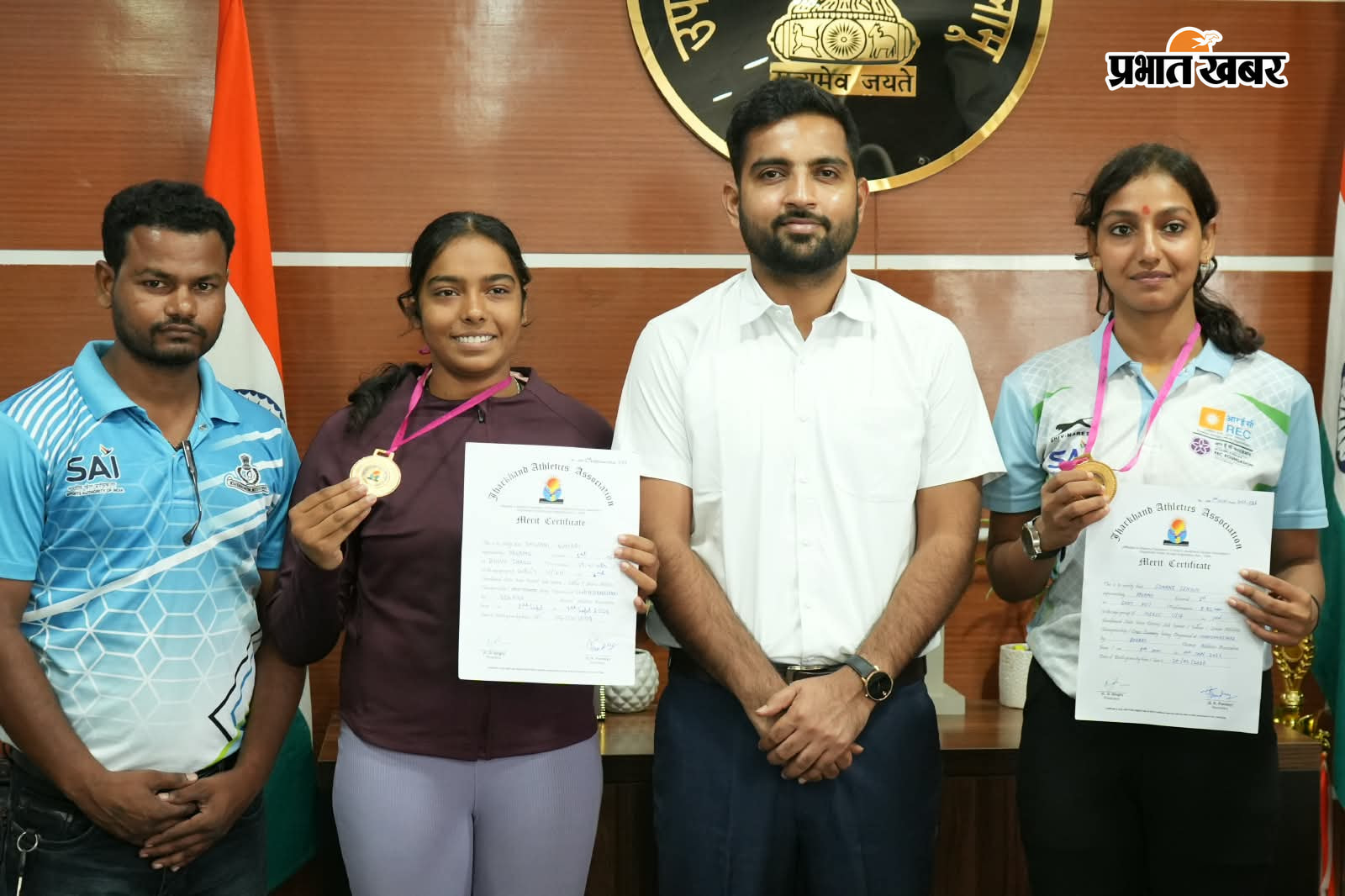 विजेता खिलाड़ियों को सम्मानित करते पलामू उपायुक्त दिलीप प्रताप सिंह शेखावत | Prabhat Khabar Network