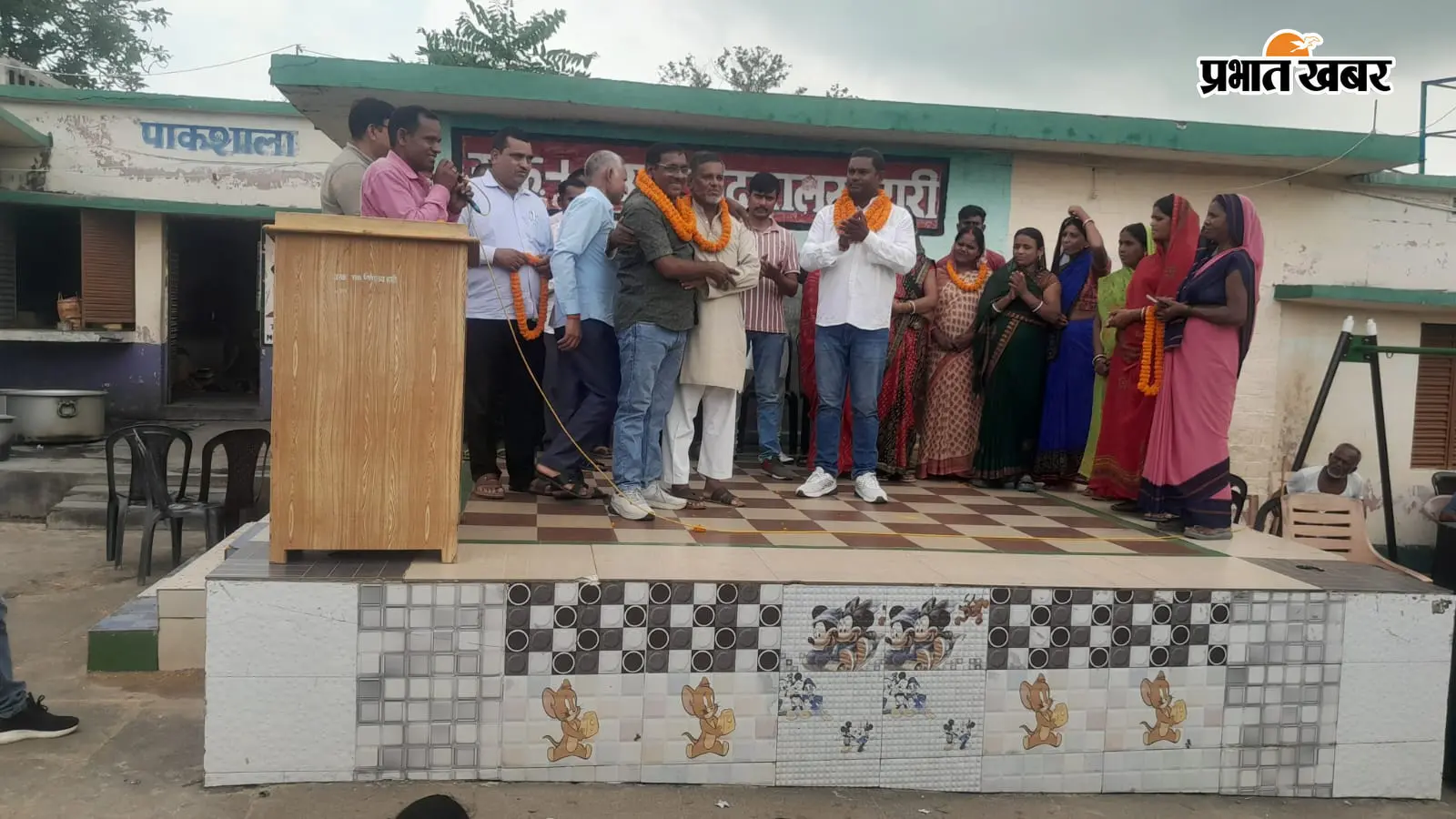 नवगठित विद्यालय प्रबंधन समिति के सदस्यों को दिलायी गयी शपथ