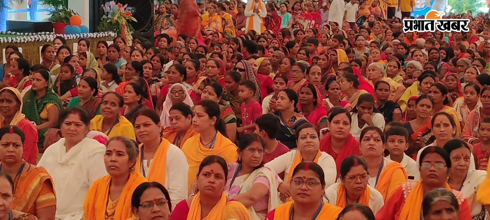 प्रवचन करते स्वामी निरंजनानंद, उपस्थित श्रद्धालु | Prabhat Khabar Network