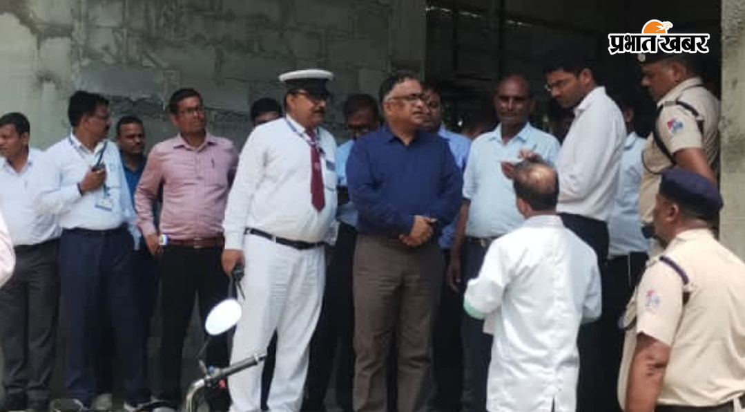 रेलवे स्टेशन का निर्माण कार्यों का निरीक्षण करते डीआरएम | Prabhat Khabar Network