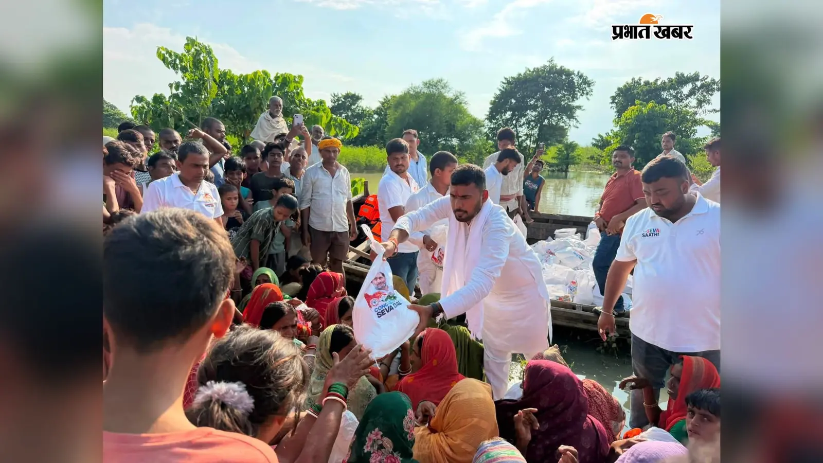 बेगूसराय : बाढ़ में घर-बार छूटा तो मदद को आगे आए लोग, चमथा दियारा में परिवारों के बीच बांटी राहत सामग्री