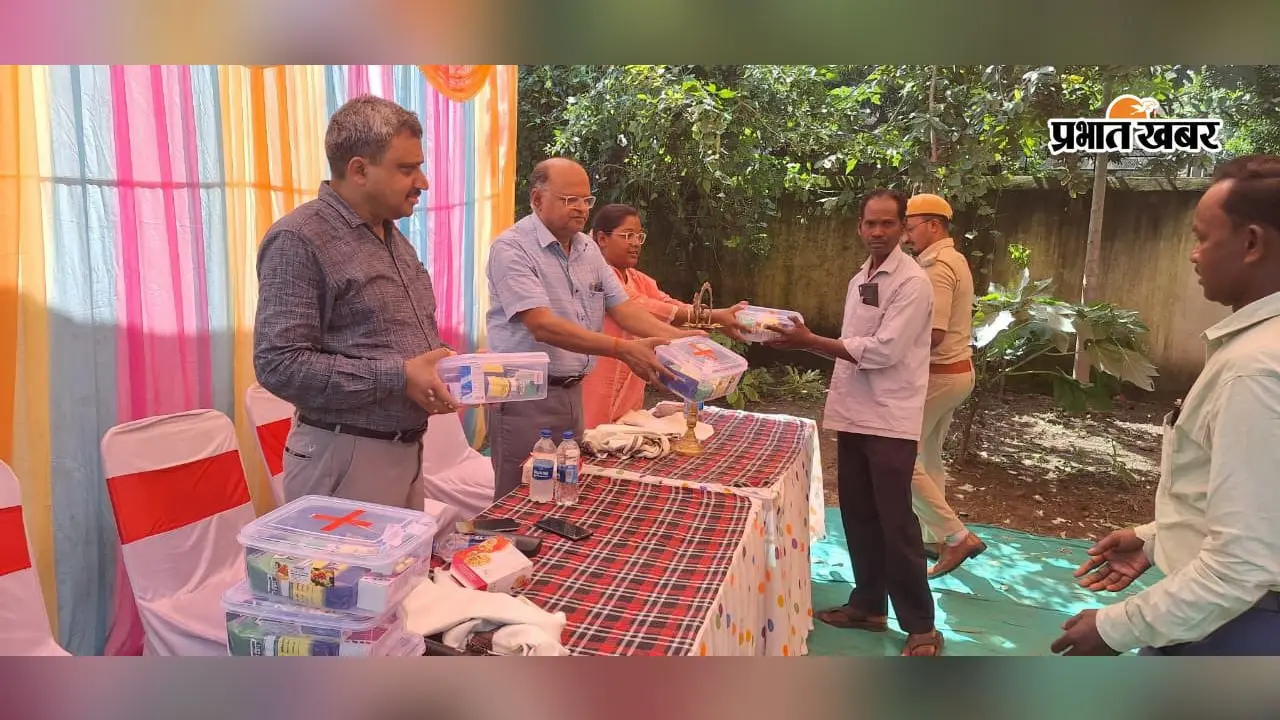 लातेहार : चंदवा में 30 पशुपालकों को मिला पशु स्वास्थ्य का गुरुमंत्र, दवा किट पाकर खिले चेहरे