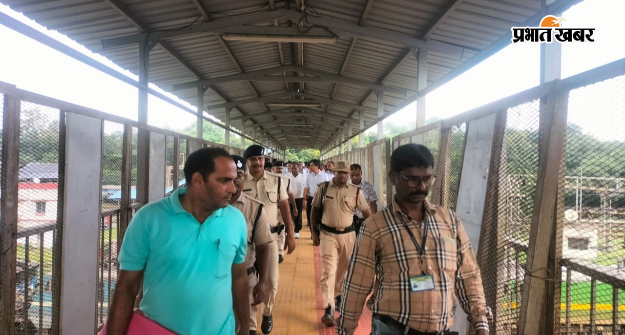 12 पीटीआर में पतरातू पहुंचने पर बड़ी संख्या में पहुंचे रेल कर्मी, 12 पीटीआर- ए में रेल महाप्रबंधक को ज्ञापन सौपते यूनियन के लोग, 12 पीटीआर- बी में कड़ी सुरक्षा व्यवस्था में स्टेशन परिसर का निरीक्षण करते महाप्रबंधक | Prabhat Khabar Network