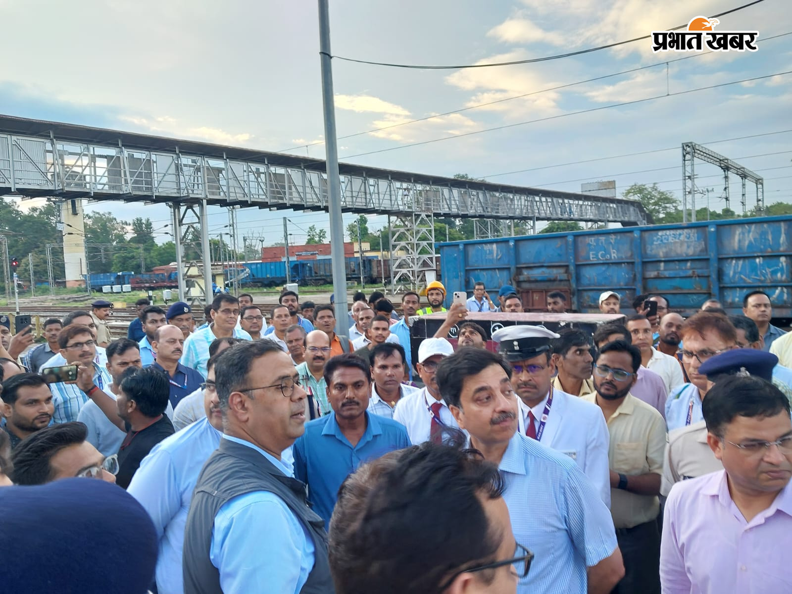 12 पीटीआर में पतरातू पहुंचने पर बड़ी संख्या में पहुंचे रेल कर्मी, 12 पीटीआर- ए में रेल महाप्रबंधक को ज्ञापन सौपते यूनियन के लोग, 12 पीटीआर- बी में कड़ी सुरक्षा व्यवस्था में स्टेशन परिसर का निरीक्षण करते महाप्रबंधक | Prabhat Khabar Network