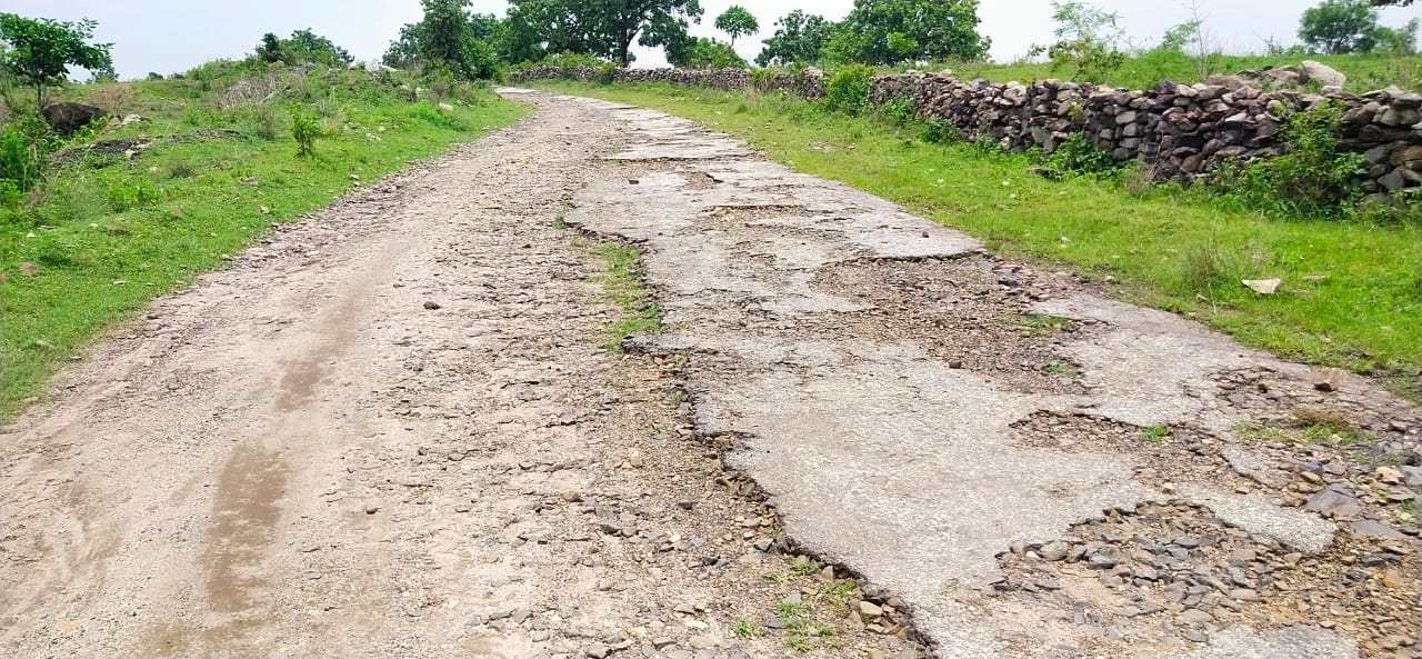 तीन दशक से अधिक से जर्जर थी सड़क