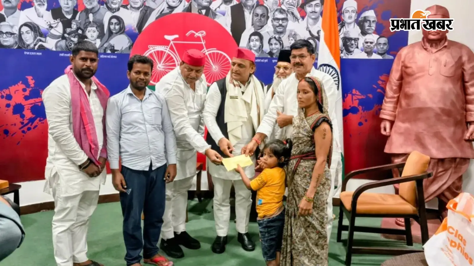 बलिया की रागिनी से मिले अखिलेश यादव, दो लाख रुपये की मदद के साथ इलाज और पढ़ाई का दिया भरोसा