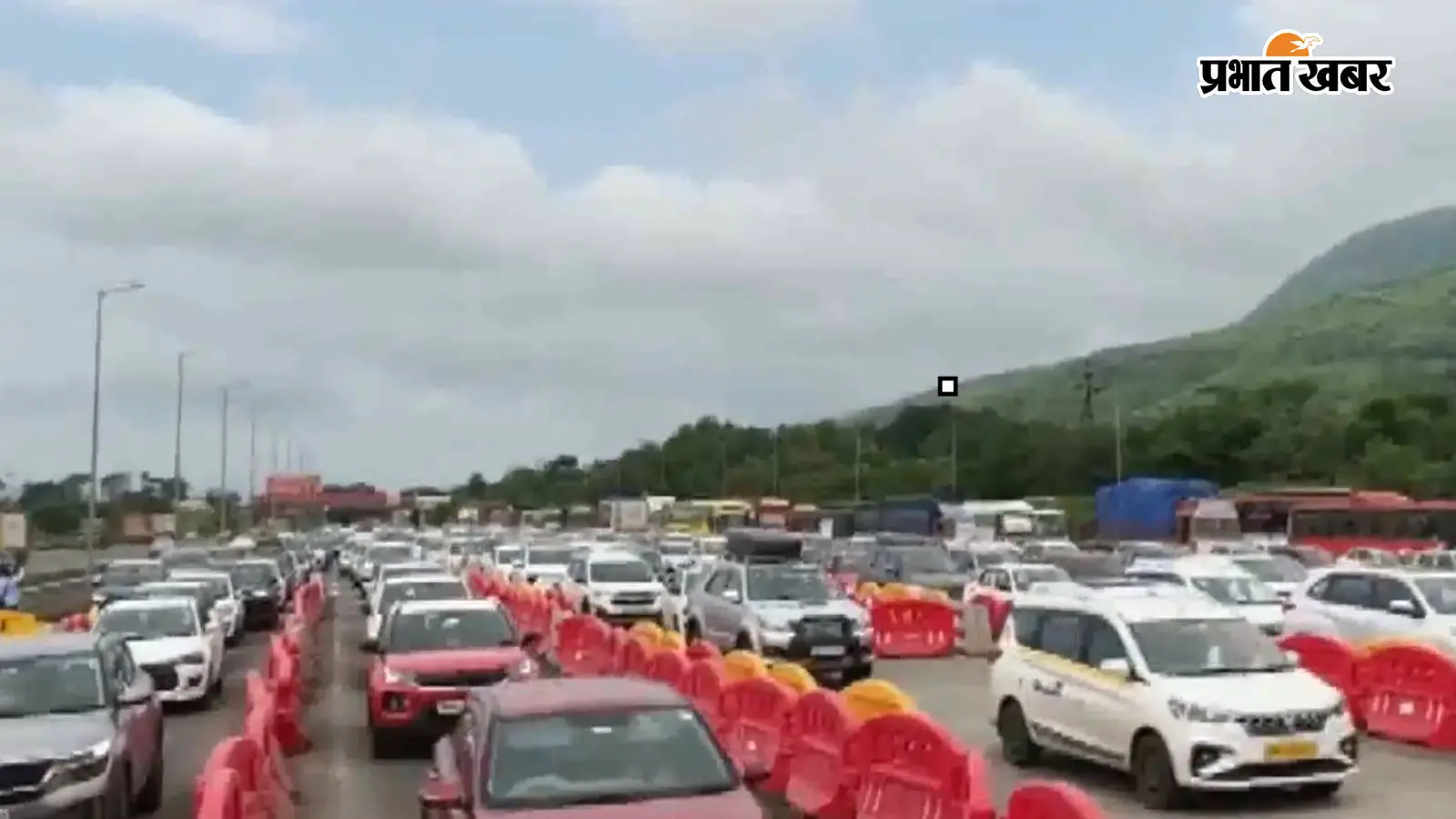 Maharashtra Traffic: गणेशोत्सव के चलते मुंबई-पुणे एक्सप्रेसवे पर बढ़ा ट्रैफिक, पुणे में भारी वाहनों पर रोक