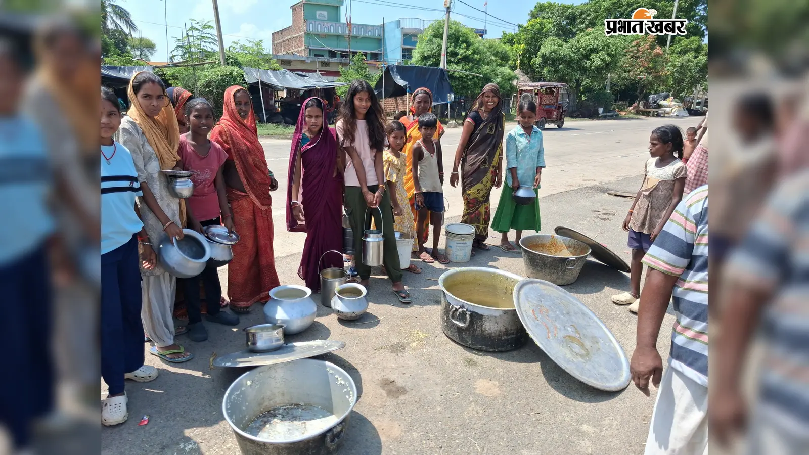 बरियारपुर में सामुदायिक किचन की व्यवस्था पर बाढ़ पीड़ितों का आक्रोश, भोजन की गुणवत्ता और कमी का आरोप